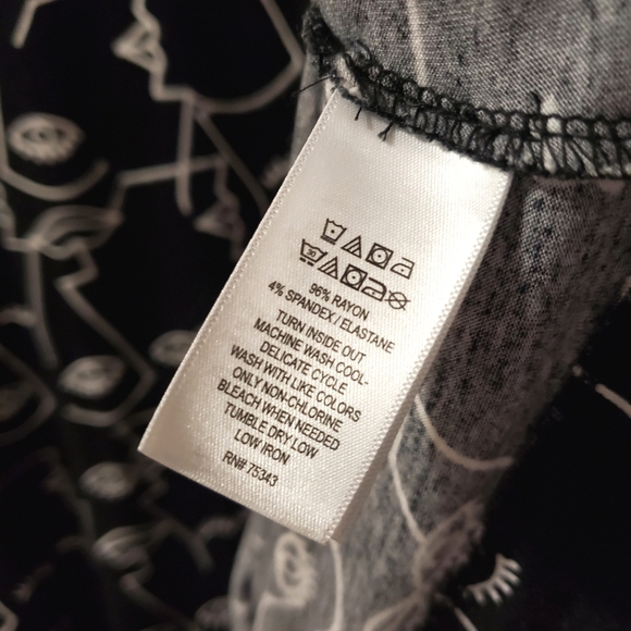 Tahari - My Perfect Shape Top in Face Print - Size 1X - Picture 5 of 5